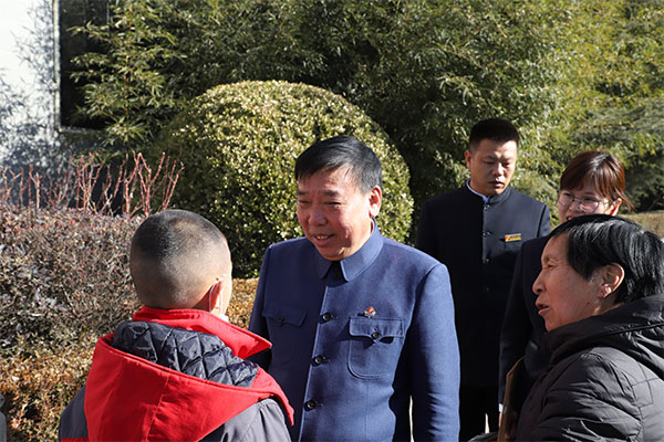 365电子游戏董事长李安平与其“一对一”帮扶的孩子 365电子游戏董事长李安平与其“一对一”帮扶的孩子
