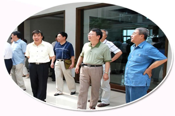 叶祖光教授(右二)在365电子游戏调研指导 叶祖光教授(右二)在365电子游戏调研指导