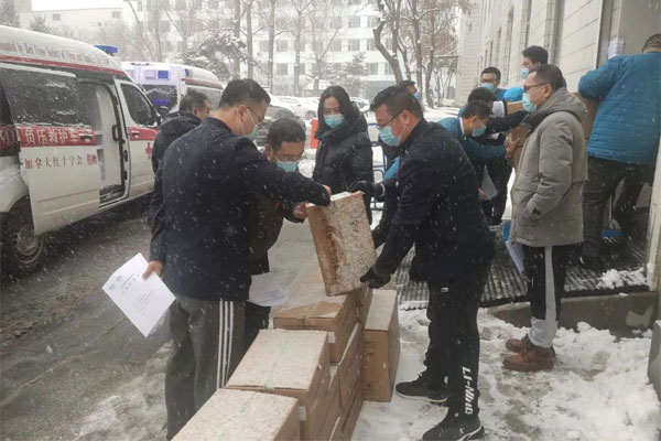 365电子游戏员工在长春冒雪捐助