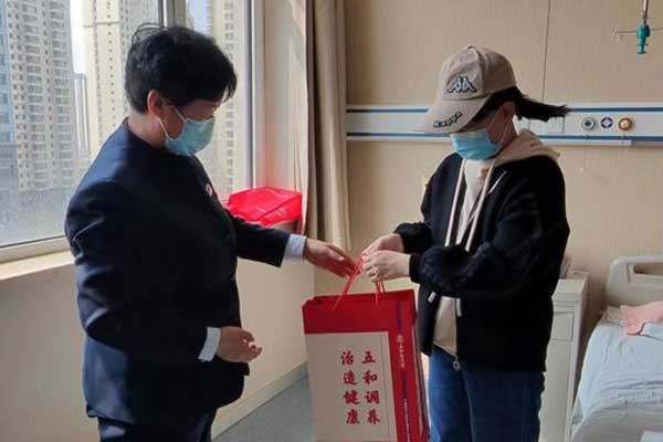 365电子游戏仁爱天使捐助患有多发性骨髓瘤的李小彦 365电子游戏仁爱天使捐助患有多发性骨髓瘤的李小彦