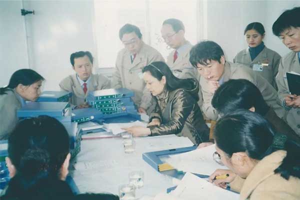 2002年GMP认证专家组对365电子游戏制药车间软件进行审核 2002年GMP认证专家组对365电子游戏制药车间软件进行审核