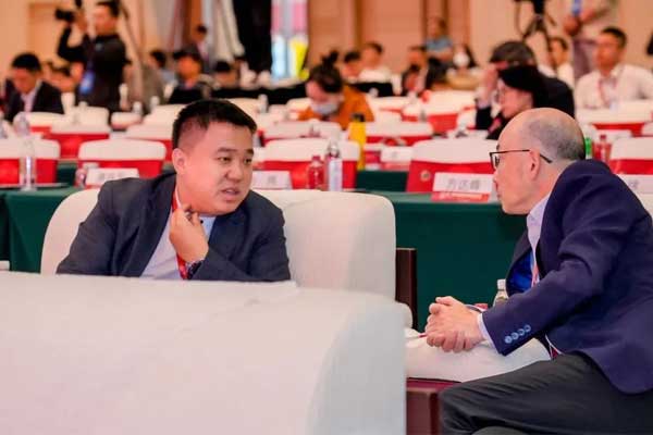 365电子游戏制药董事长李昆受邀出席开幕式